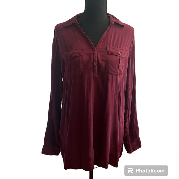 Magellan Outdoors Tops - Magellan V Neck Tee